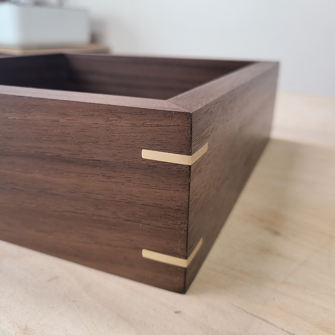 Splined miter deals joint